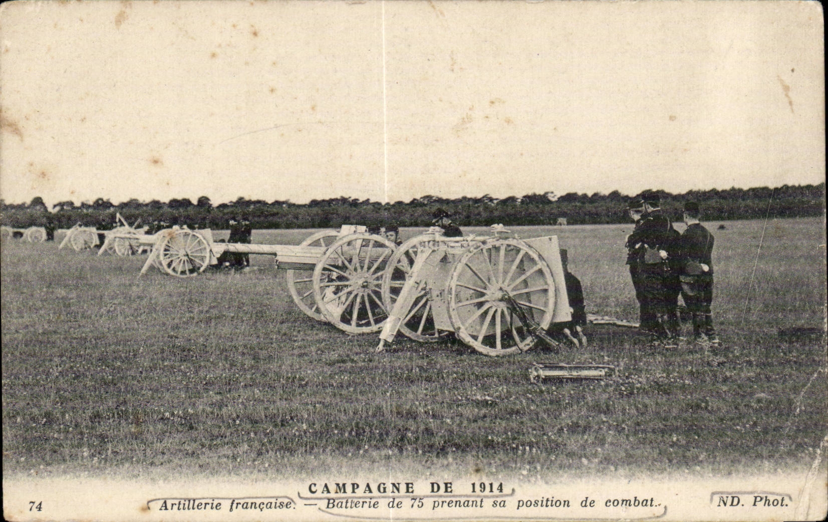 Campo de CPA Militaria de la bateria de la artilleria de 1914 franceses de 75 que fascinan su posicion del combate