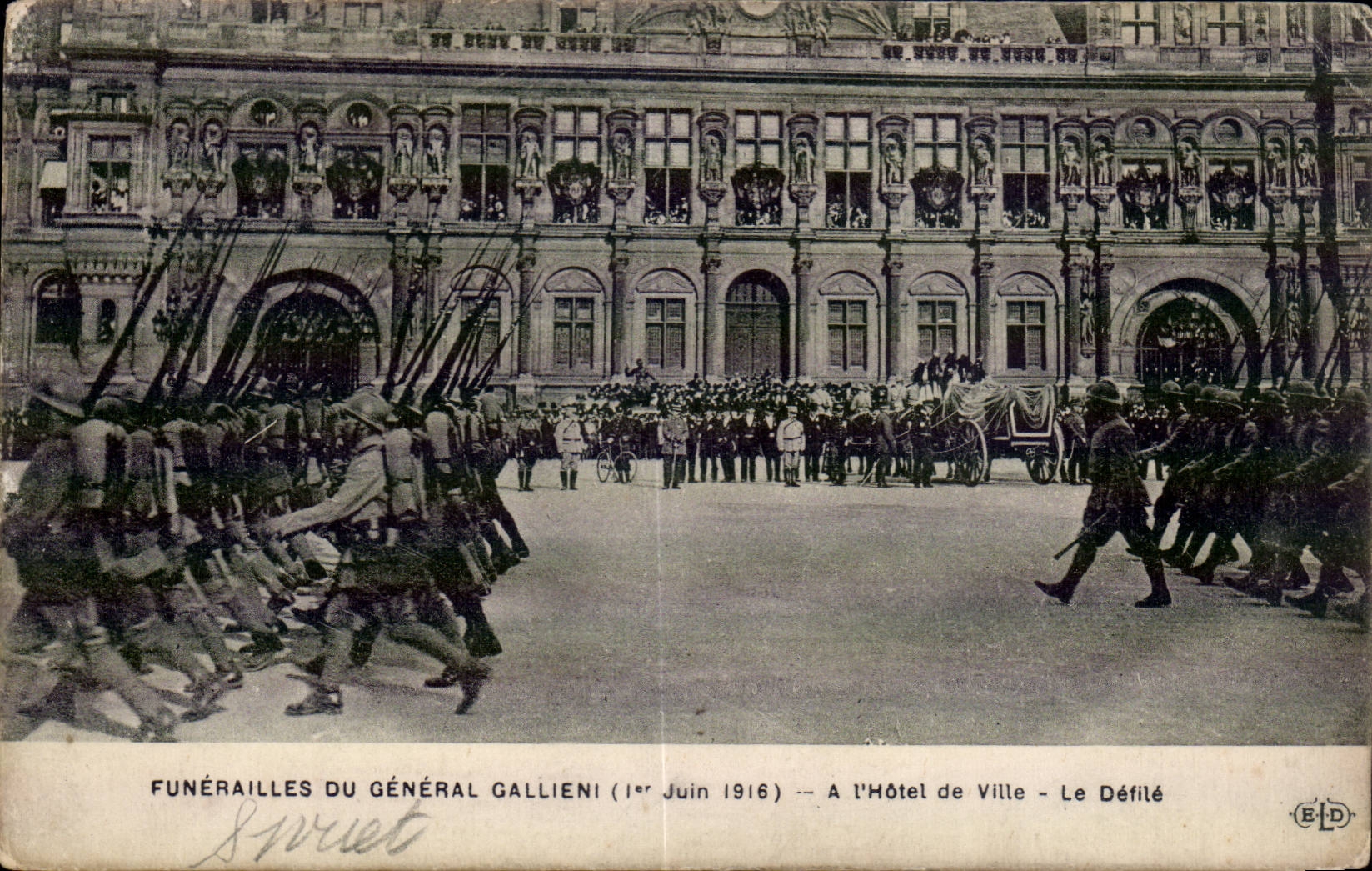 CPA Militaria Funerailles of general Gallieni (June 1st 1916) has town hall the procession