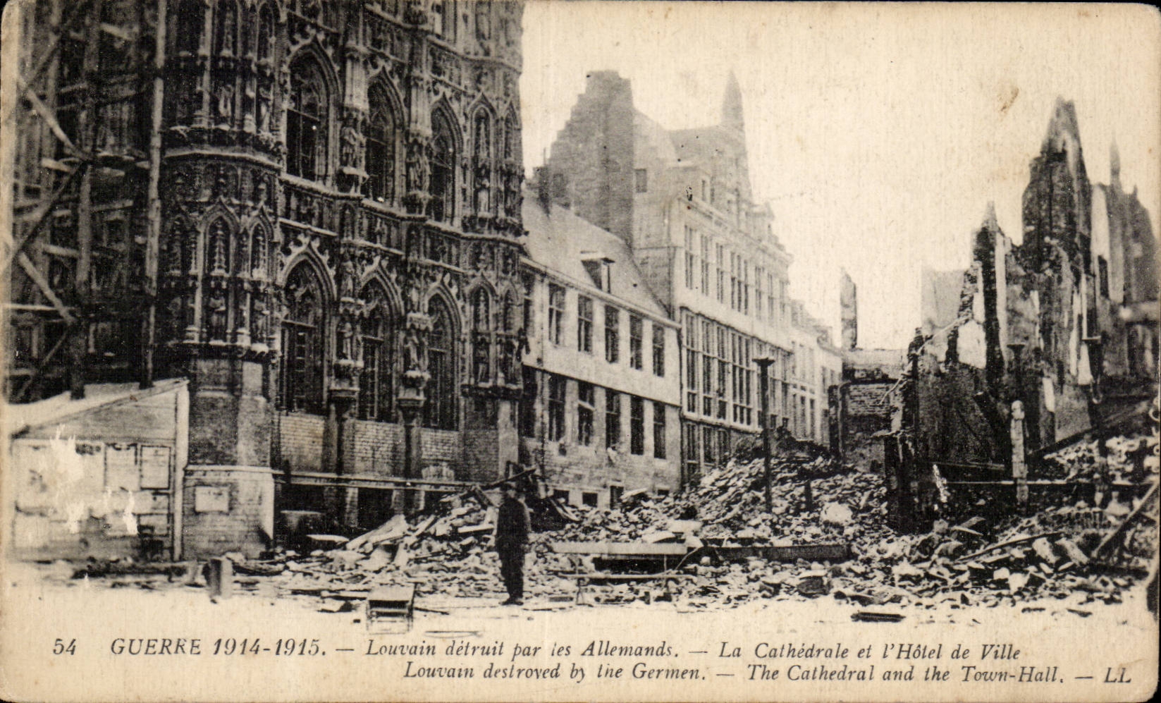 CPA Militaria Leuwen destroyed by the Germans the cathedral and town hall