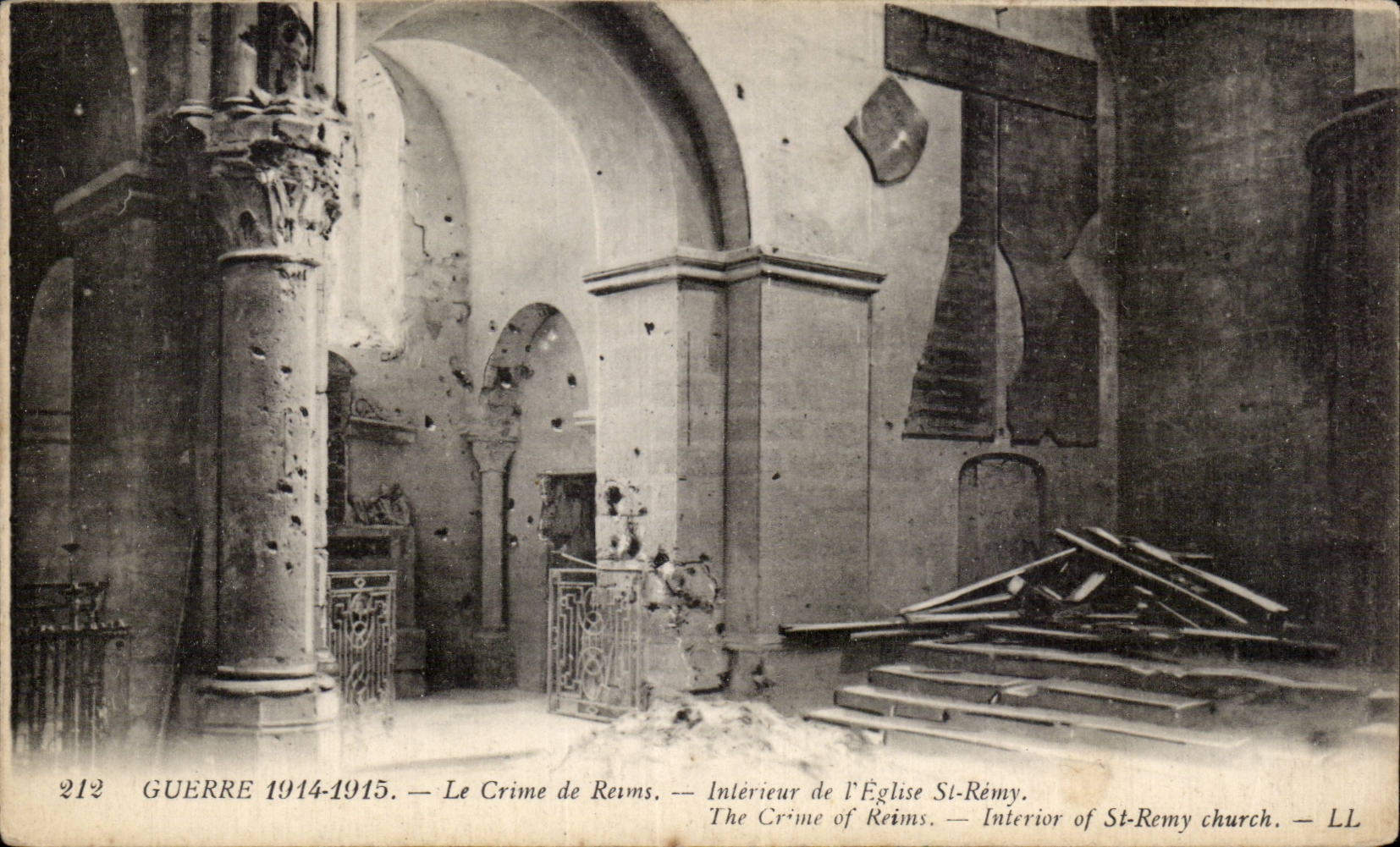 CPA Militaria War 1914 1915 the crime of Interior Reims of church St Remy