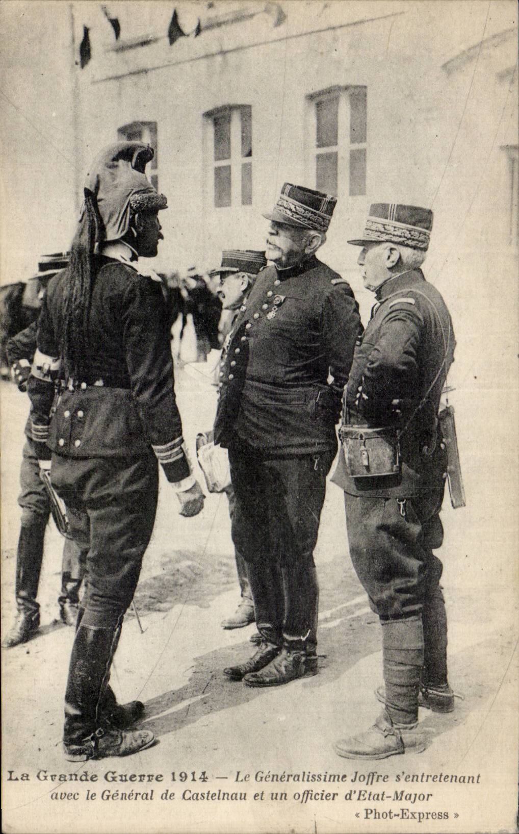 CPA Militaria La grande guerre 1914 Le generalissime Joffre s entretenant avec le General de Castelnau et un officier
