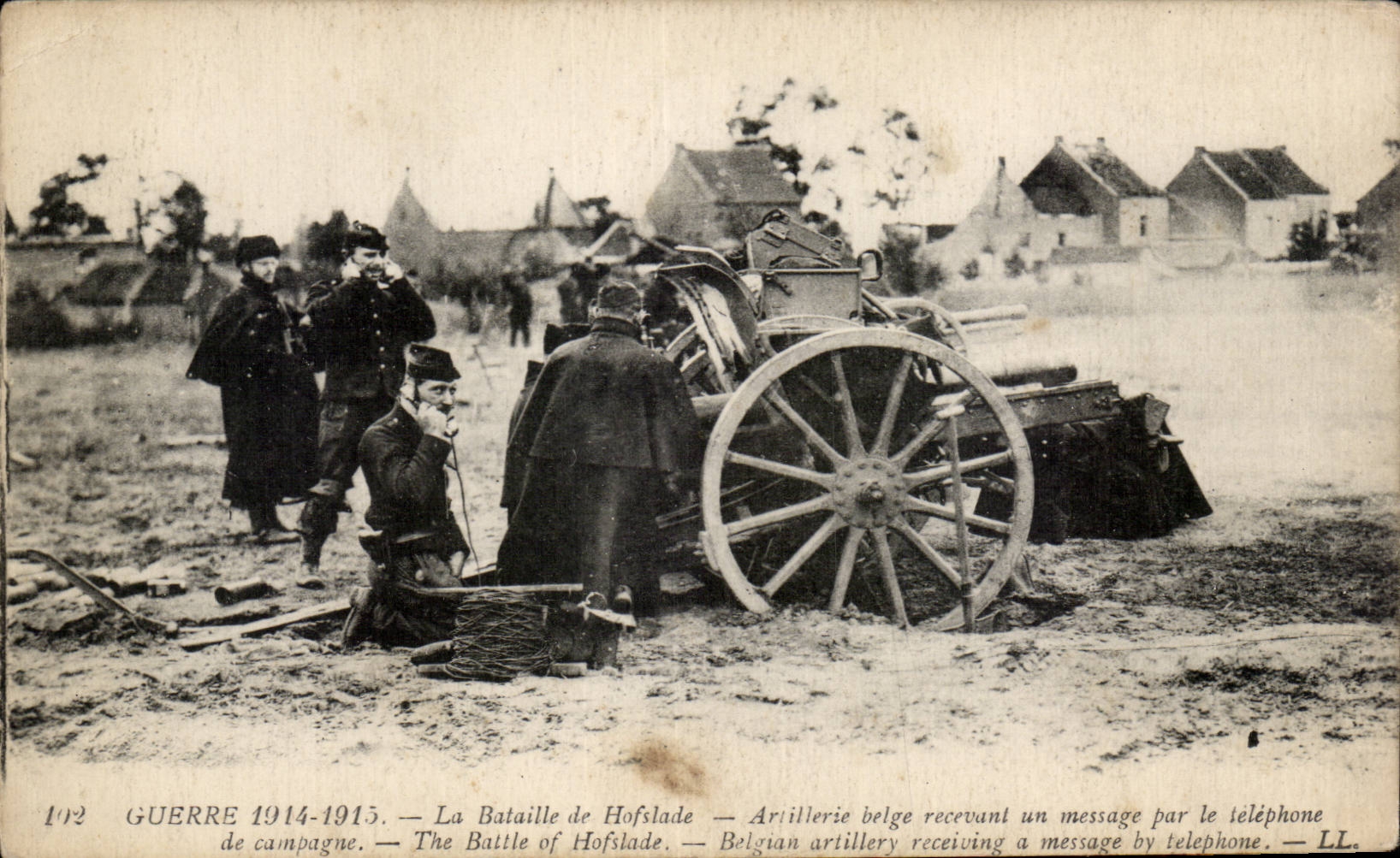 CPA Militaria Battles of Belgian Hofslade Artillerie receiving a message by the telephone of countryside