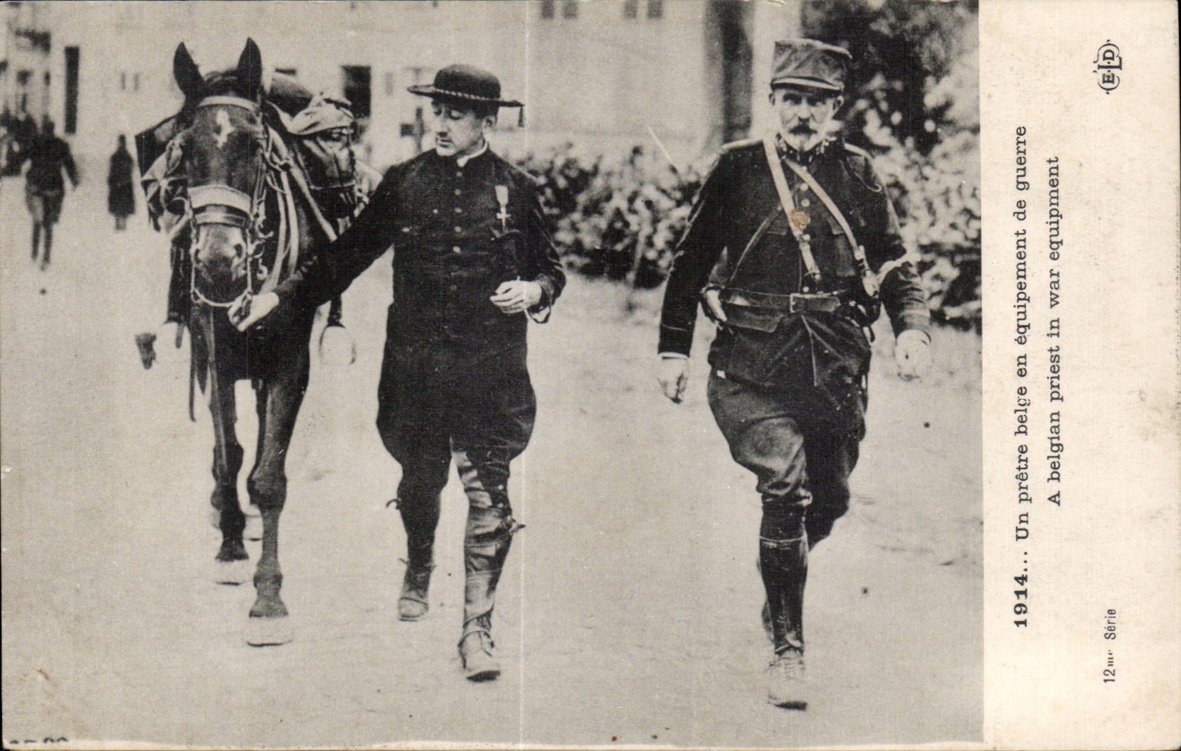 CPA Militaria a Belgian priest out of equipment of war