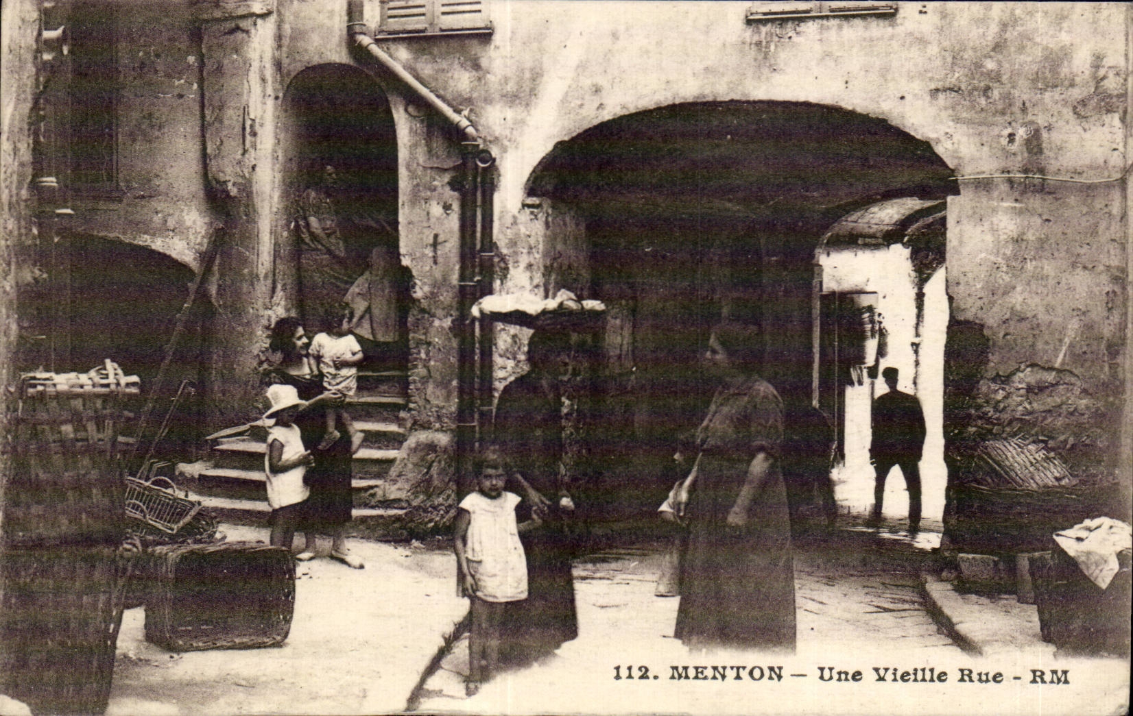 Menton - Une Vieille Rue Femmes et enfants - CPA
