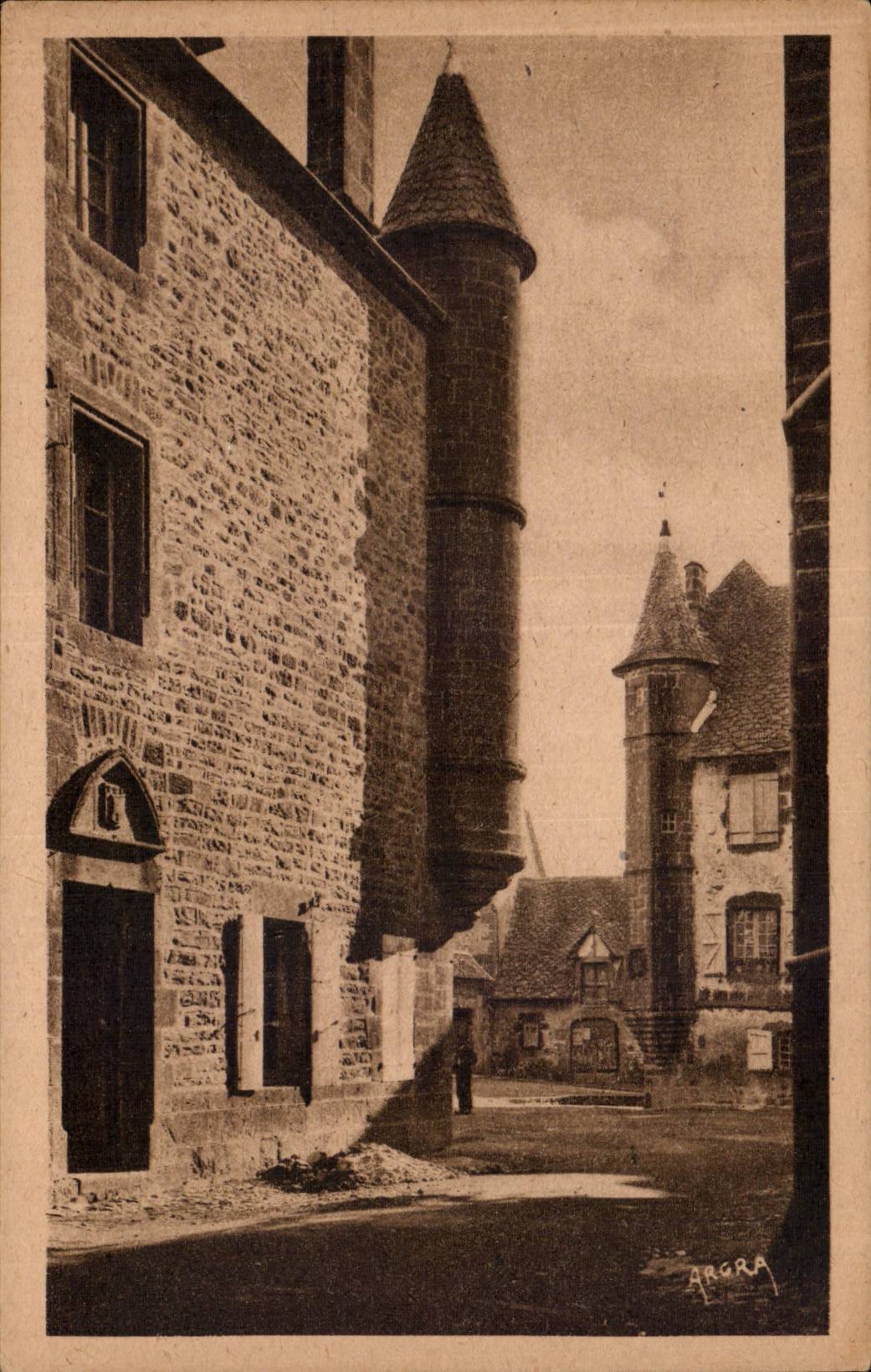 Salers - Un Coin de la Grande Place - CPA