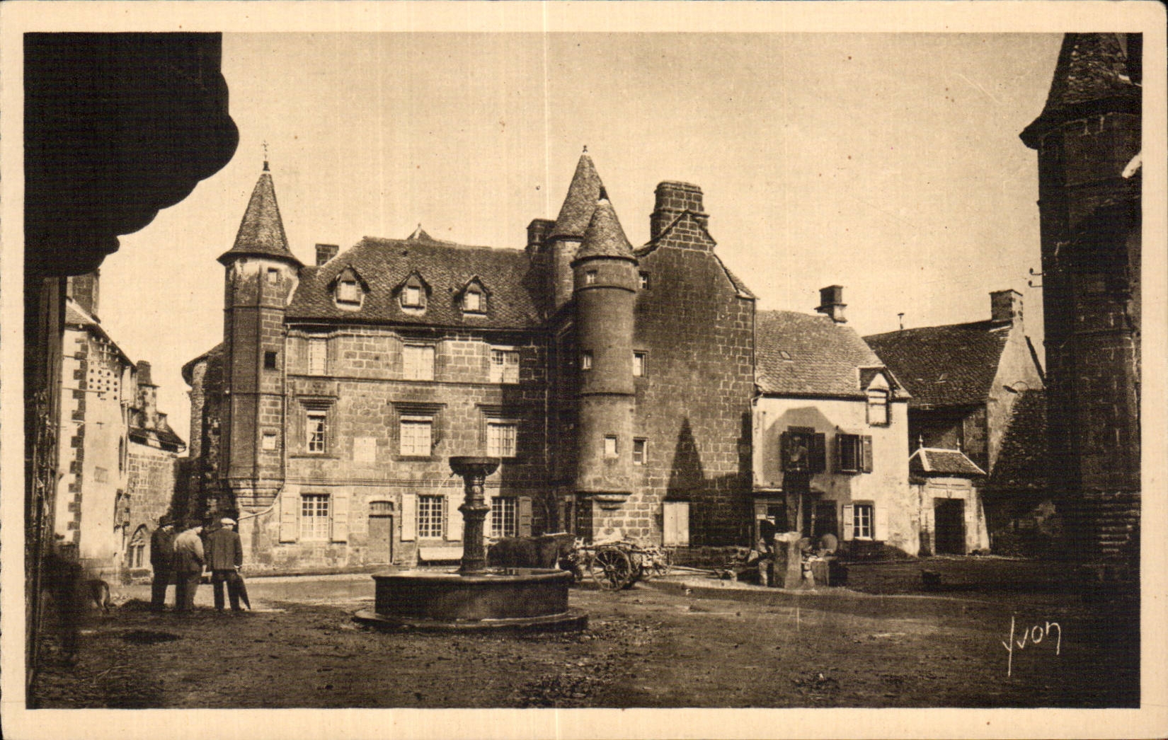Salers - La Grande Place - Maison Sevestre - CPA 