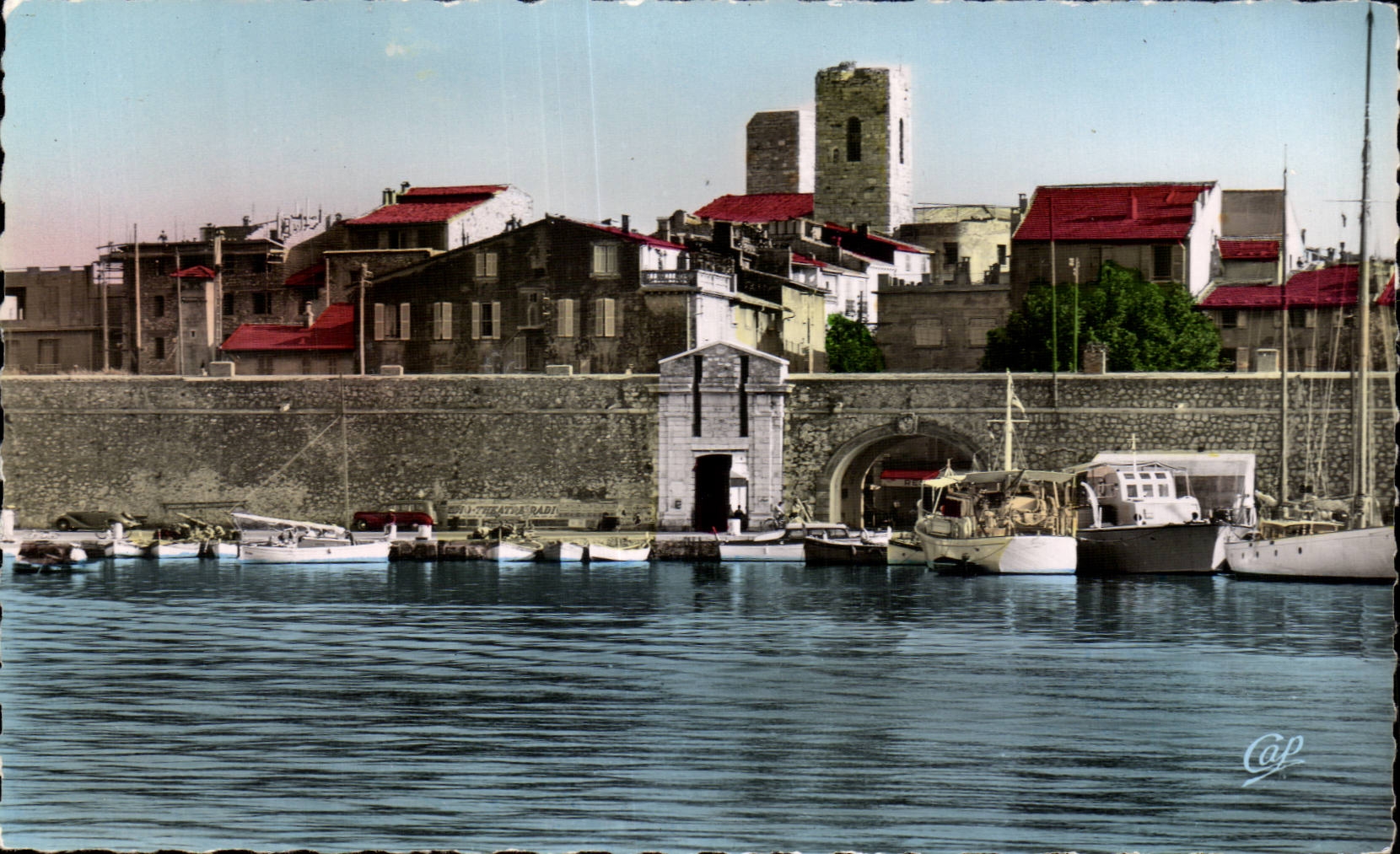 Antibes - Les Remparts et le Port - CPA