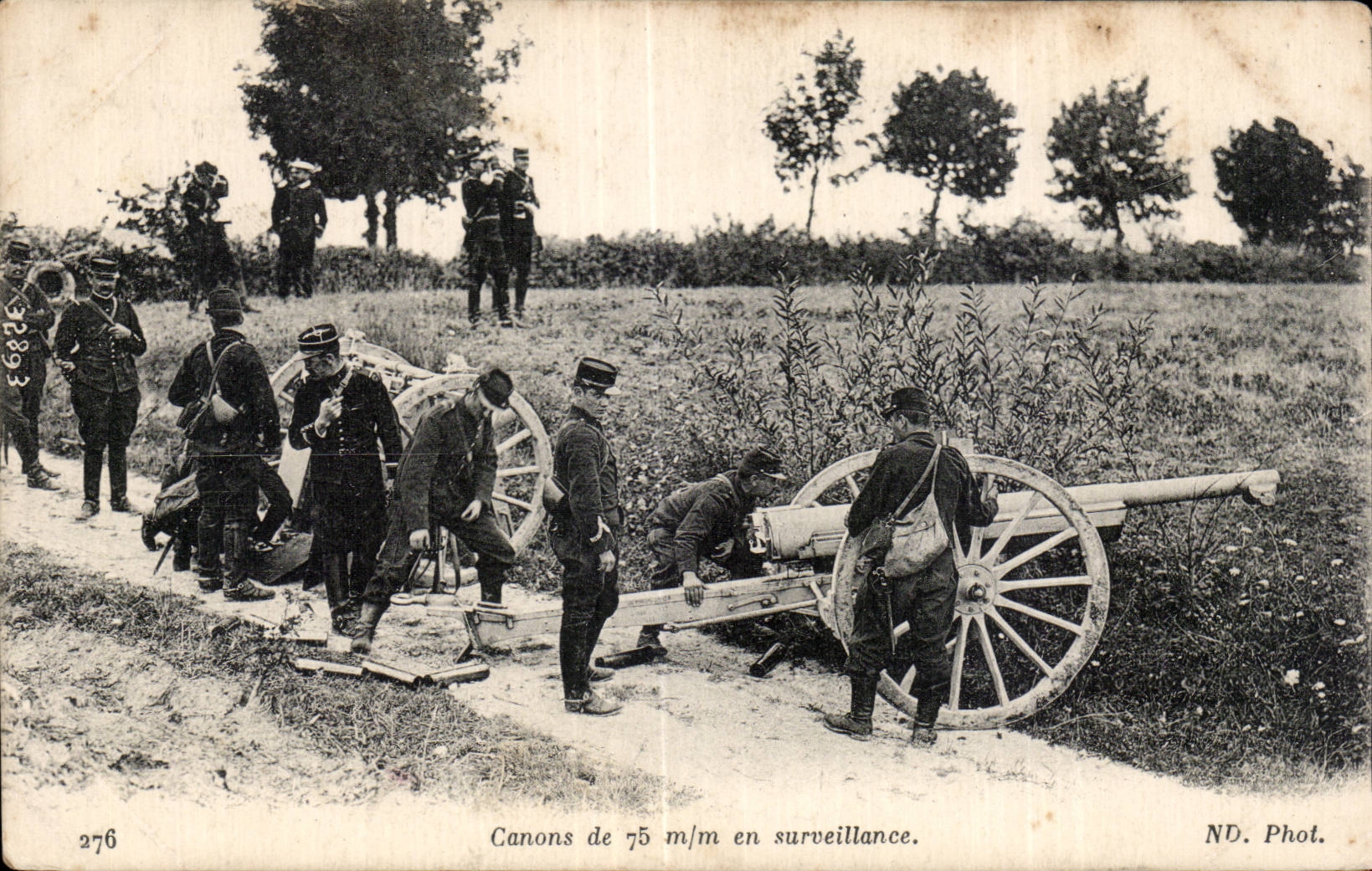 CPA Militaria Canons de 75 en surveillance