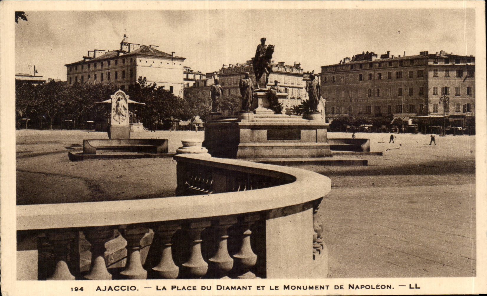 Corsica CPA Corsica Ajaccio the place of diamond and the monument of Napoleon