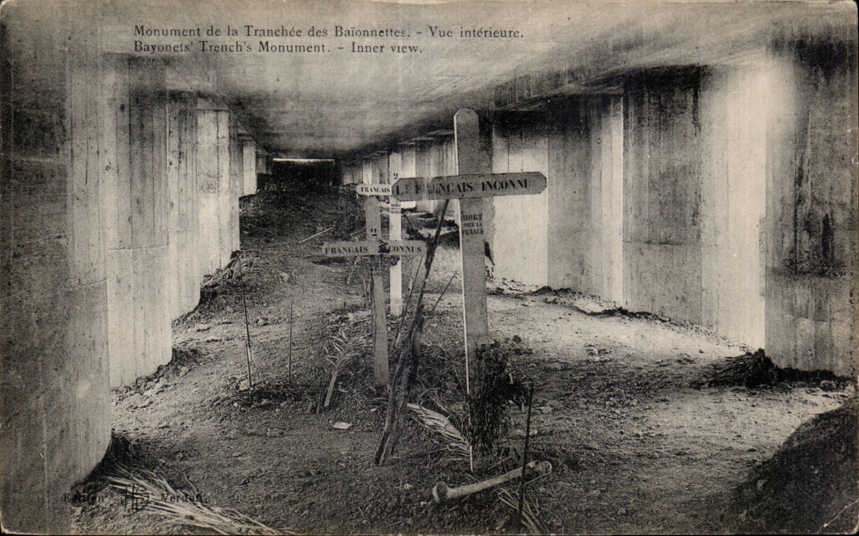 CPA Militaria Monument of sliced bayonets Seen interior