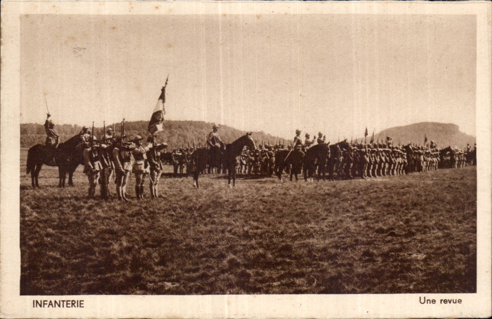 CPA Militaria Infanterie Une revue 