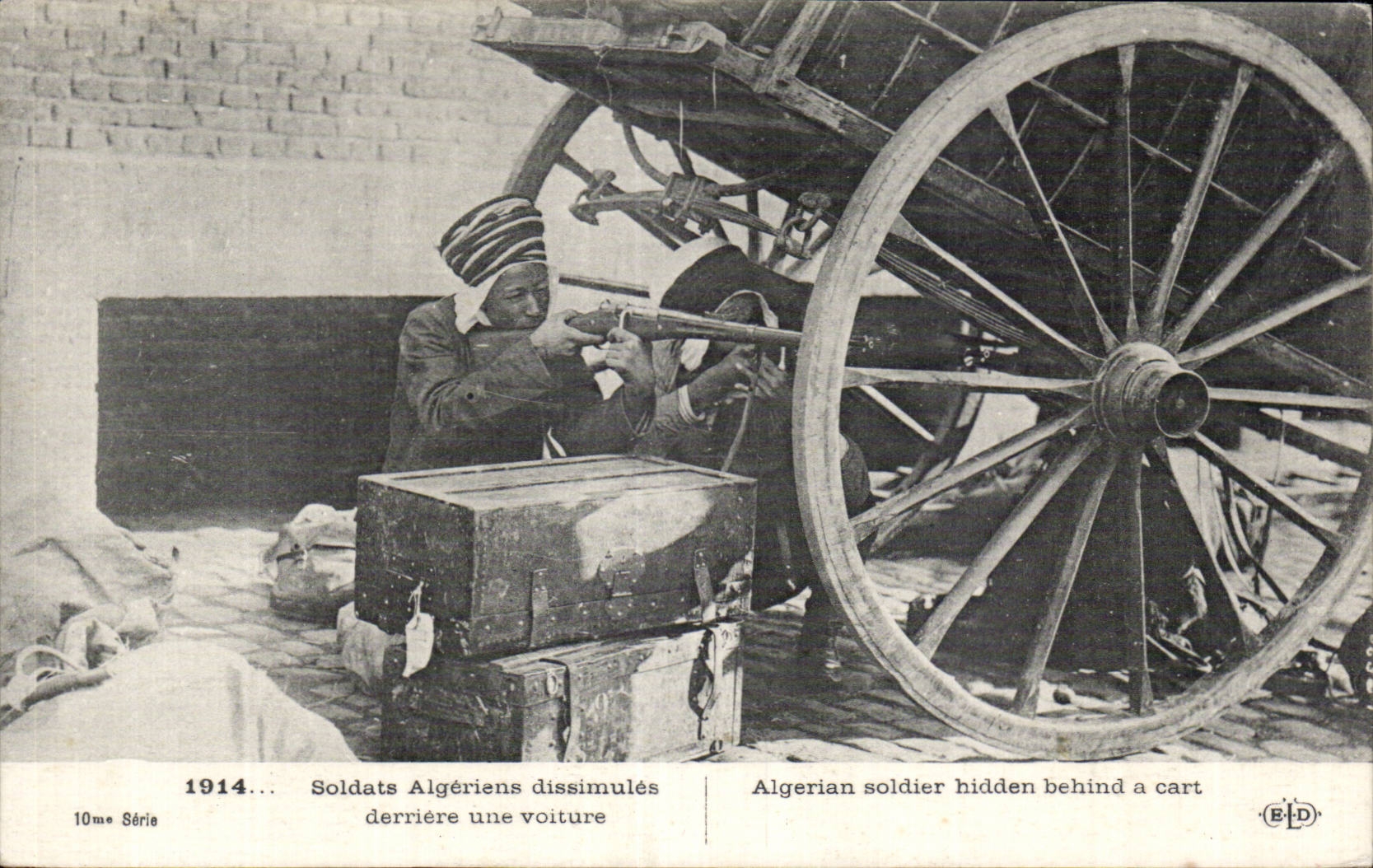 Real photo Militaria Algerian Soldiers behind a car