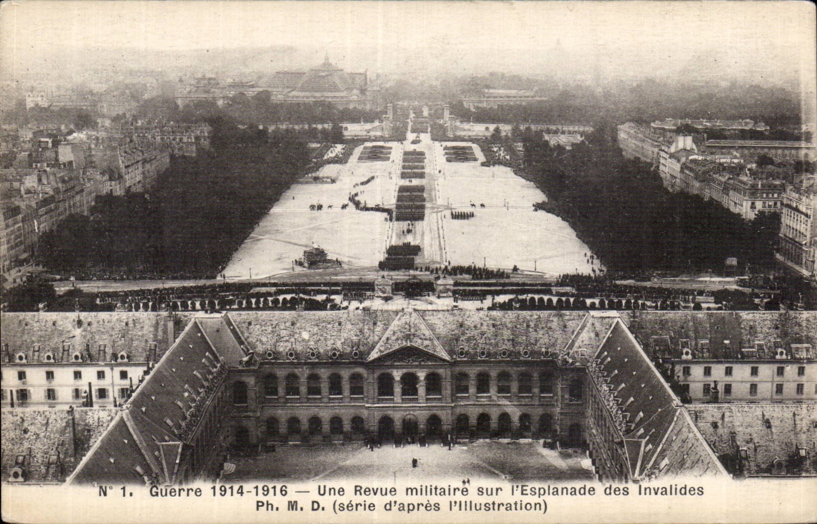CPA Militaria War 1914 a military review on esplanade of Invalides Paris