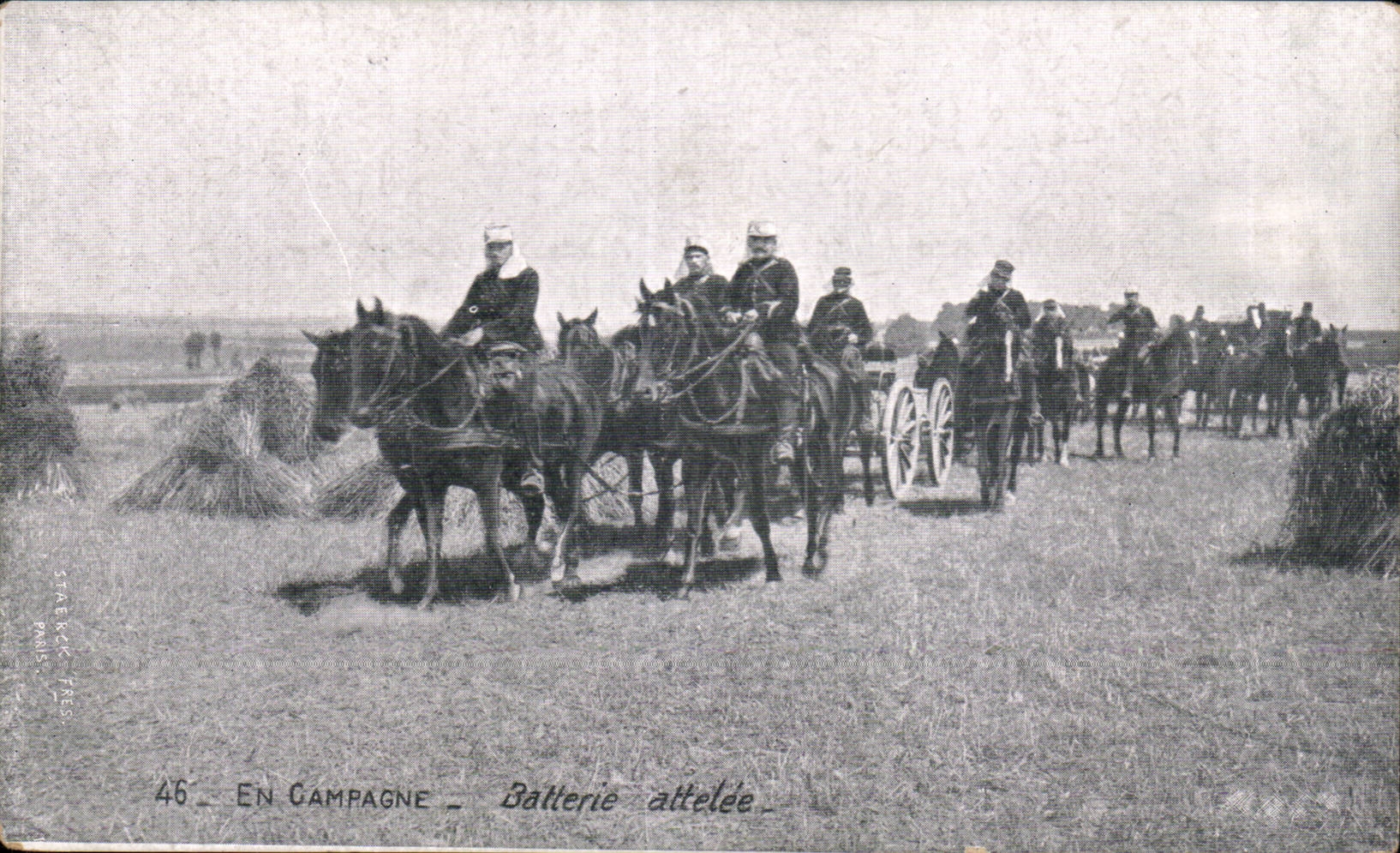 CPA Militaria En Campagne Batterie attelee Chevaux