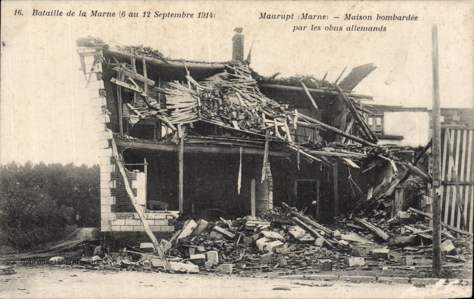 CPA Militaria Guerre 1914 Battles of the Marne House bombardee by the German shells