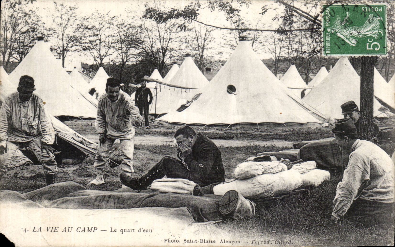 CPA Militaria La vie au camp Le quart d eau