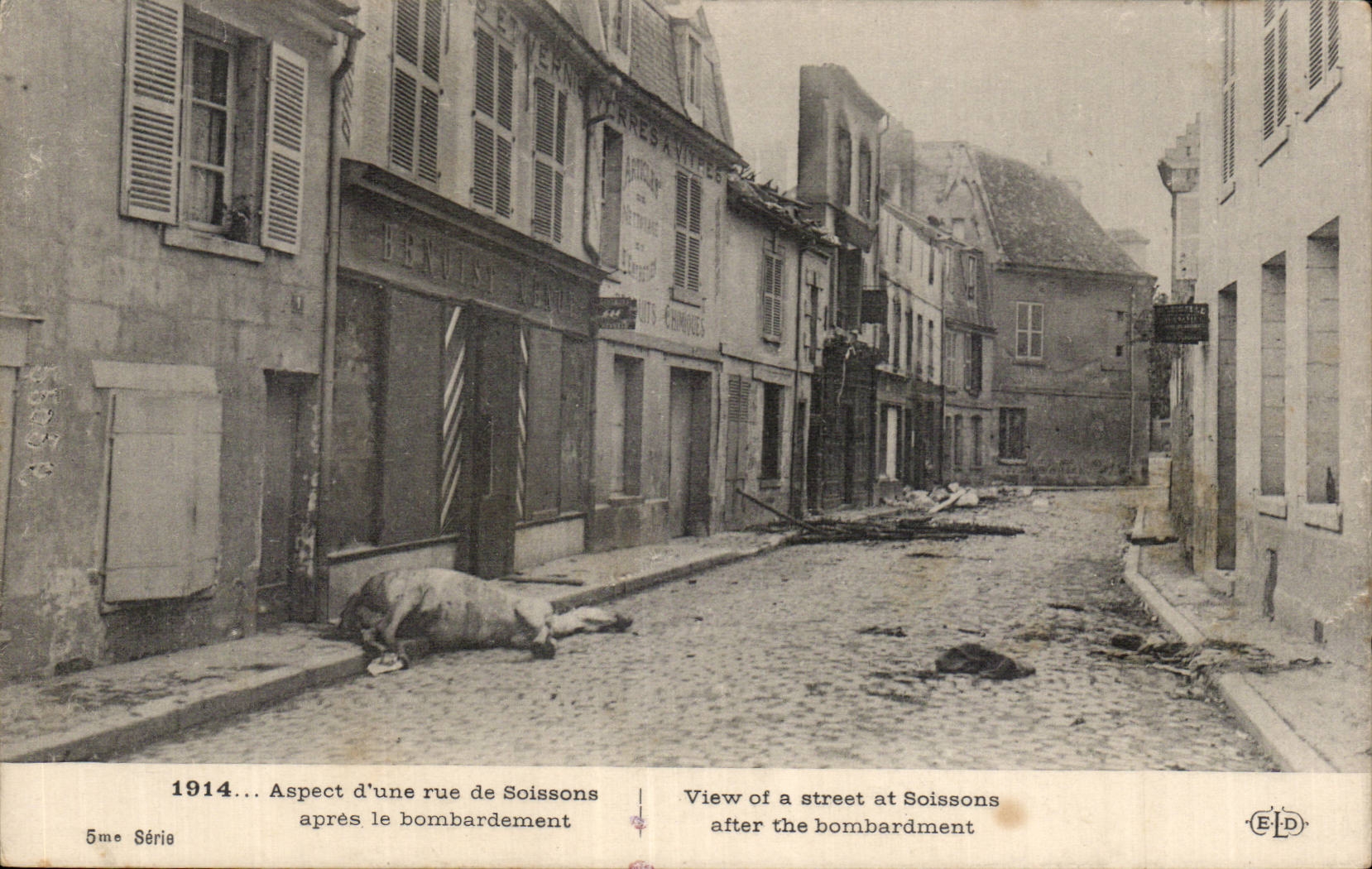 CPA Militaria Aspect a street of Soissons after the bombardment