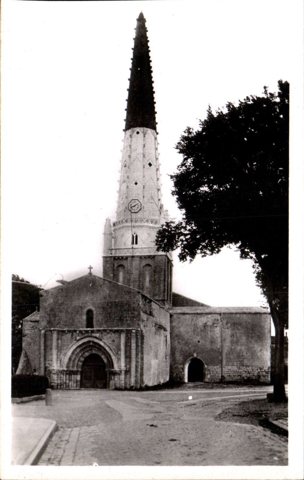 Ars en Re - Le Clocher et le porche de l Eglise Romane - CPA 