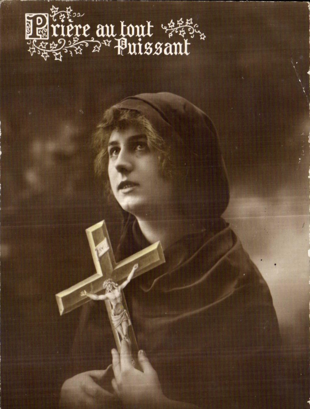 CPA Fantaisie Femme Priere au tout puissant Croix Jesus 