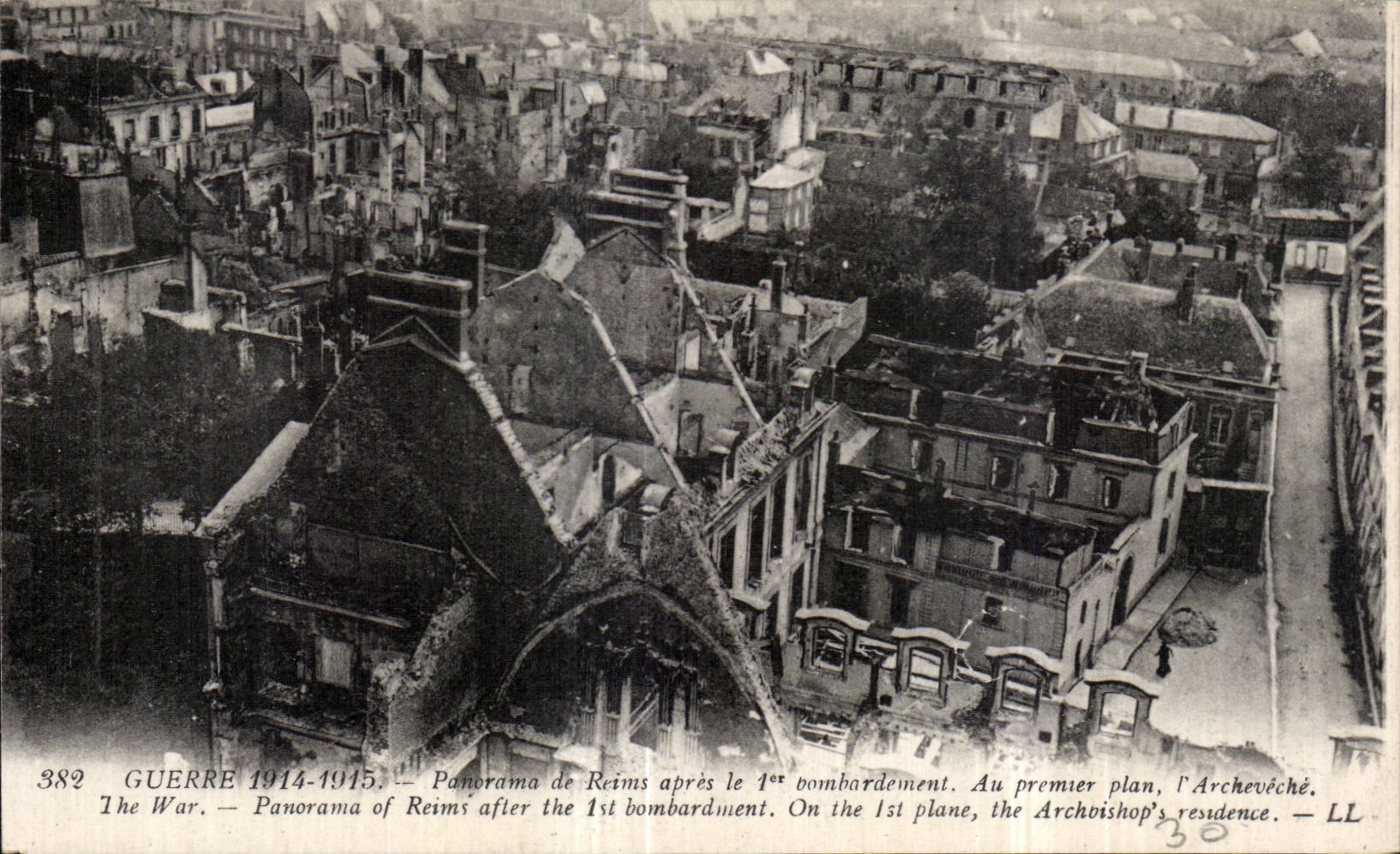 CPA Militaria Panorama of Reims after the 1st bombardment archbishop's palace