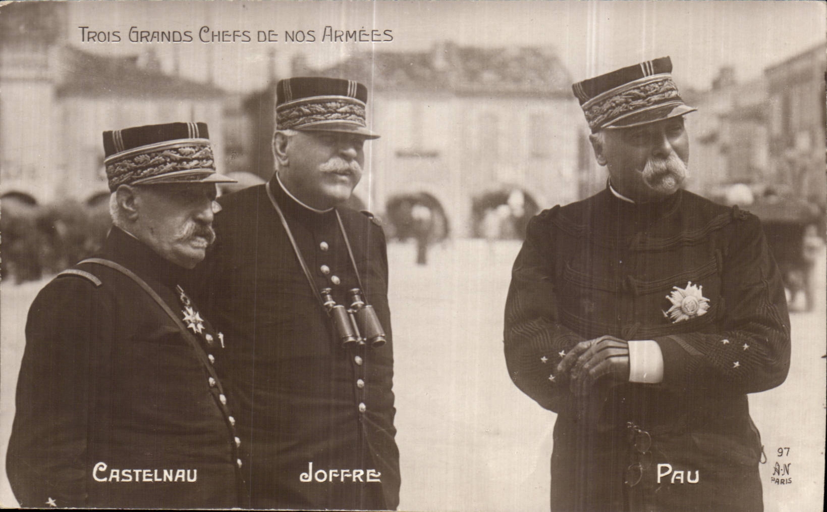 CPA Militaria Trois grands chefs de nos armees Castelnau Joffre Pau