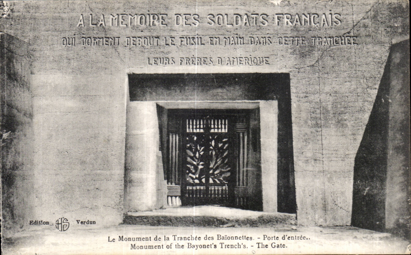 CPA Militaria the monument of Sliced bayonets Gate Entering