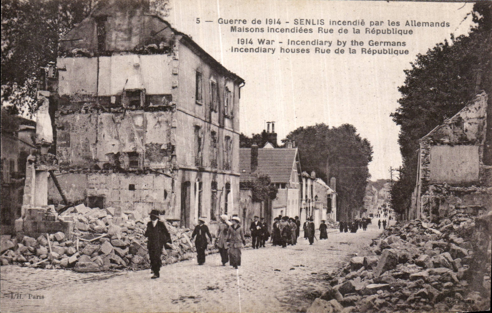 CPA Militaria Senlis sets fire to by German burnt Maisons Rue of the Republic
