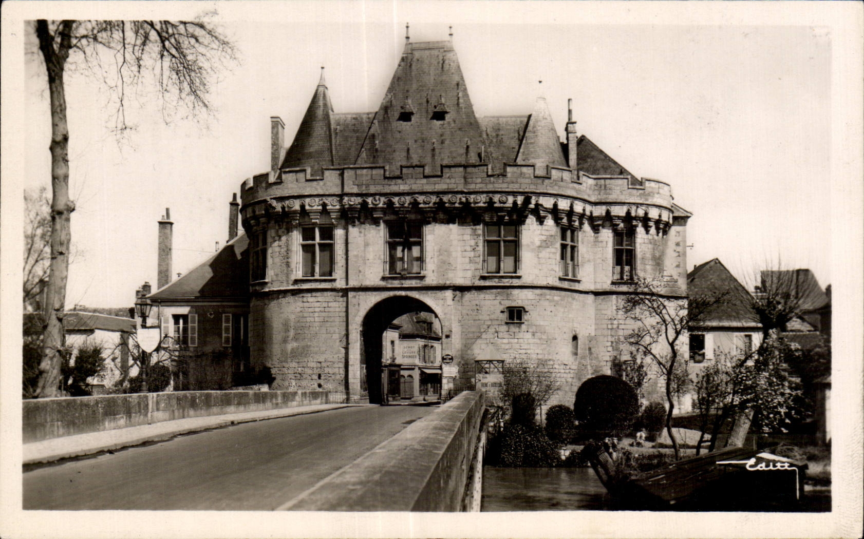 CPSM Vendome Hotel de ville Ancienne porte St Georges