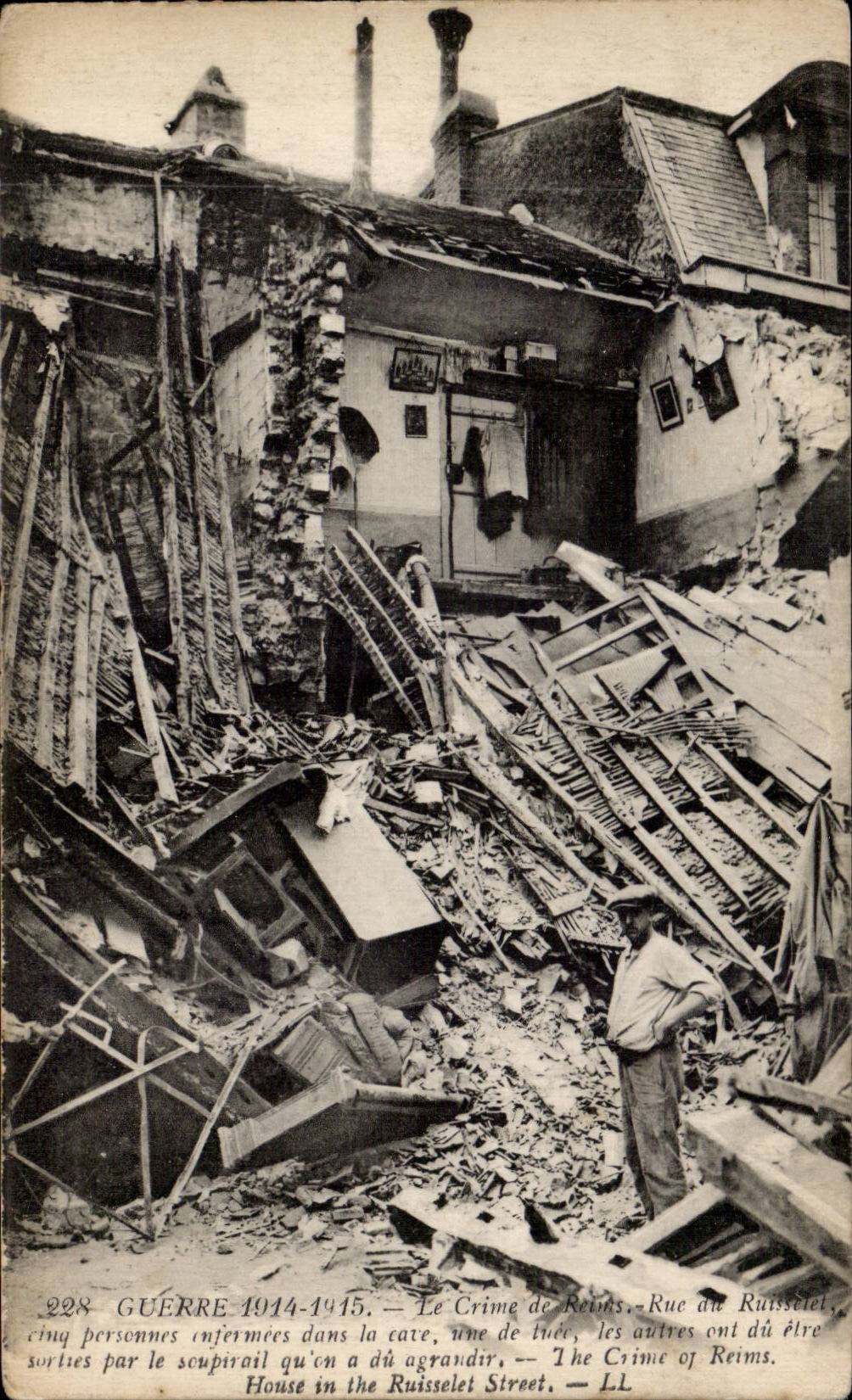 CPA Militaria the war 1914 the crime of Reims Street of Ruisselet