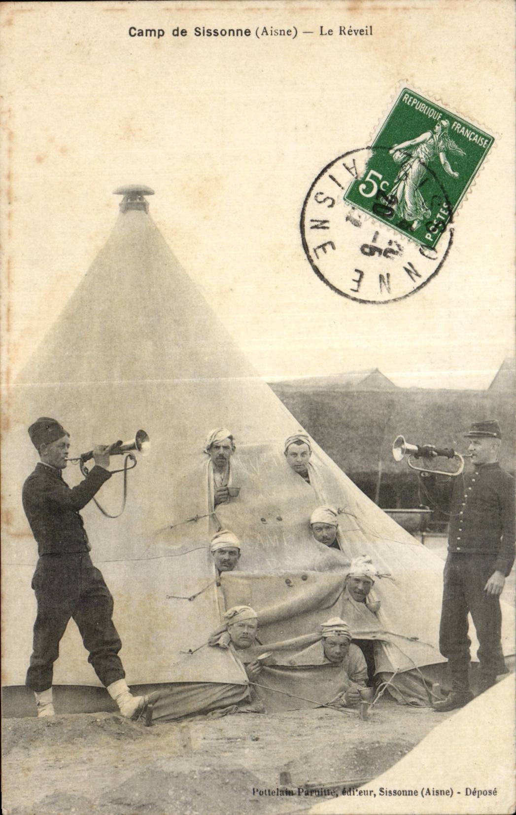 CPA Militaria Camp Sissonne the rveil