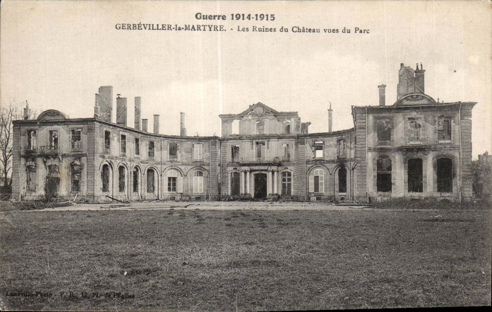 CPA Militaria Gerbeviller Martyrdom ruins of the castle seen of the park