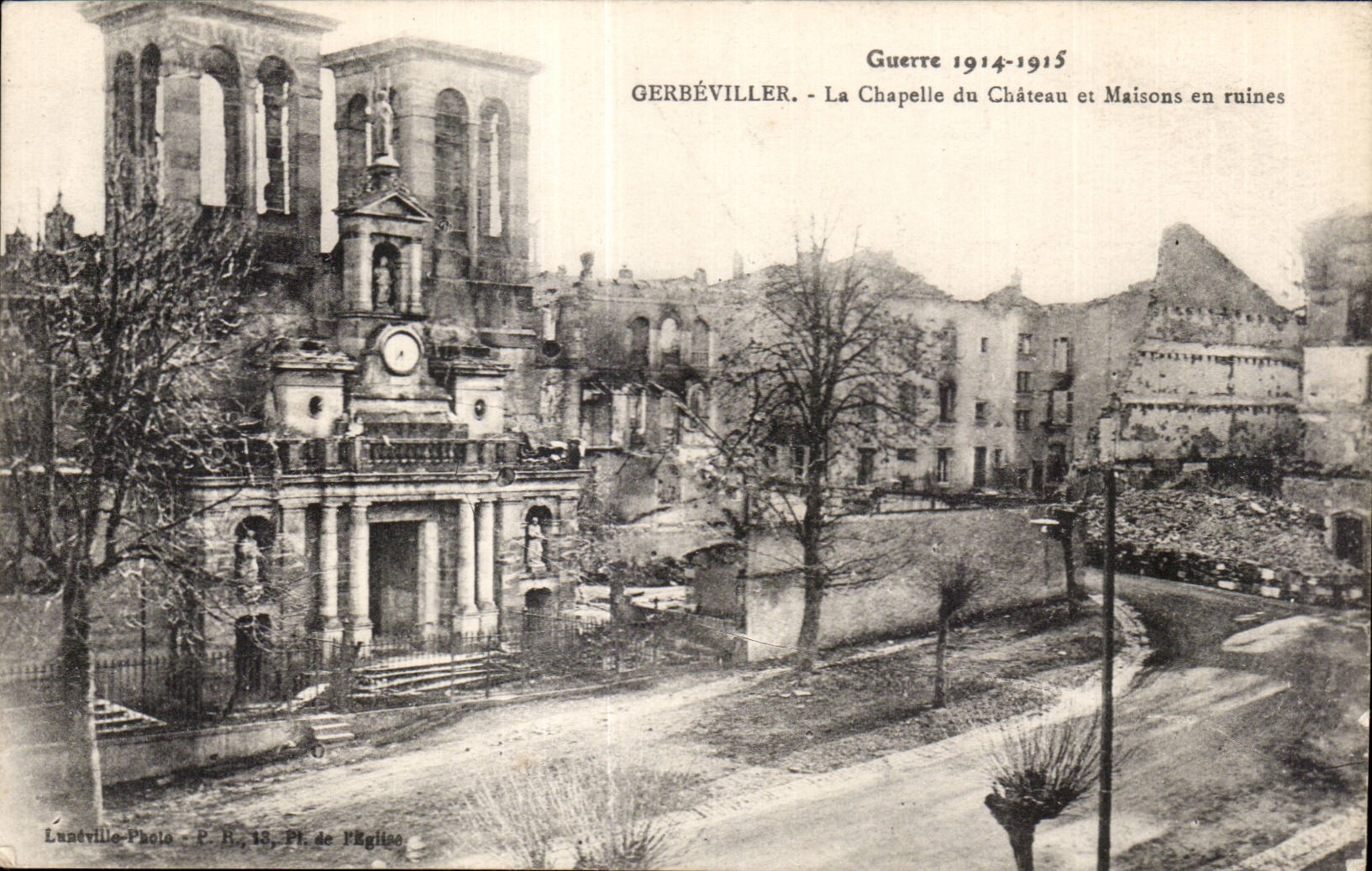 CPA Militaria Gerbeviller the vault of the castle and houses in ruins