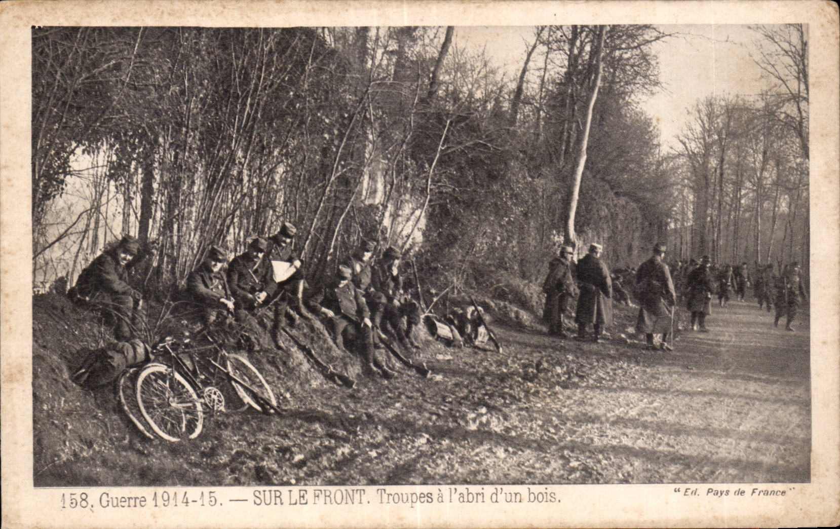 CPA Militaria On the Troupes face has shelter a Velo wood
