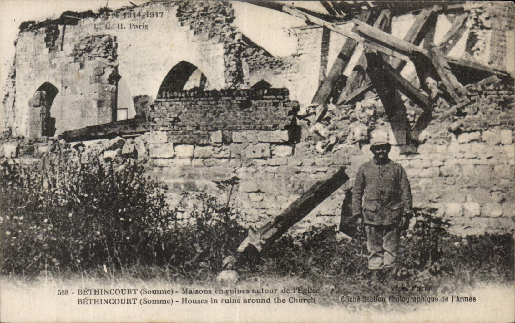 Casas de CPA Militaria en ruinas alrededor de la iglesia