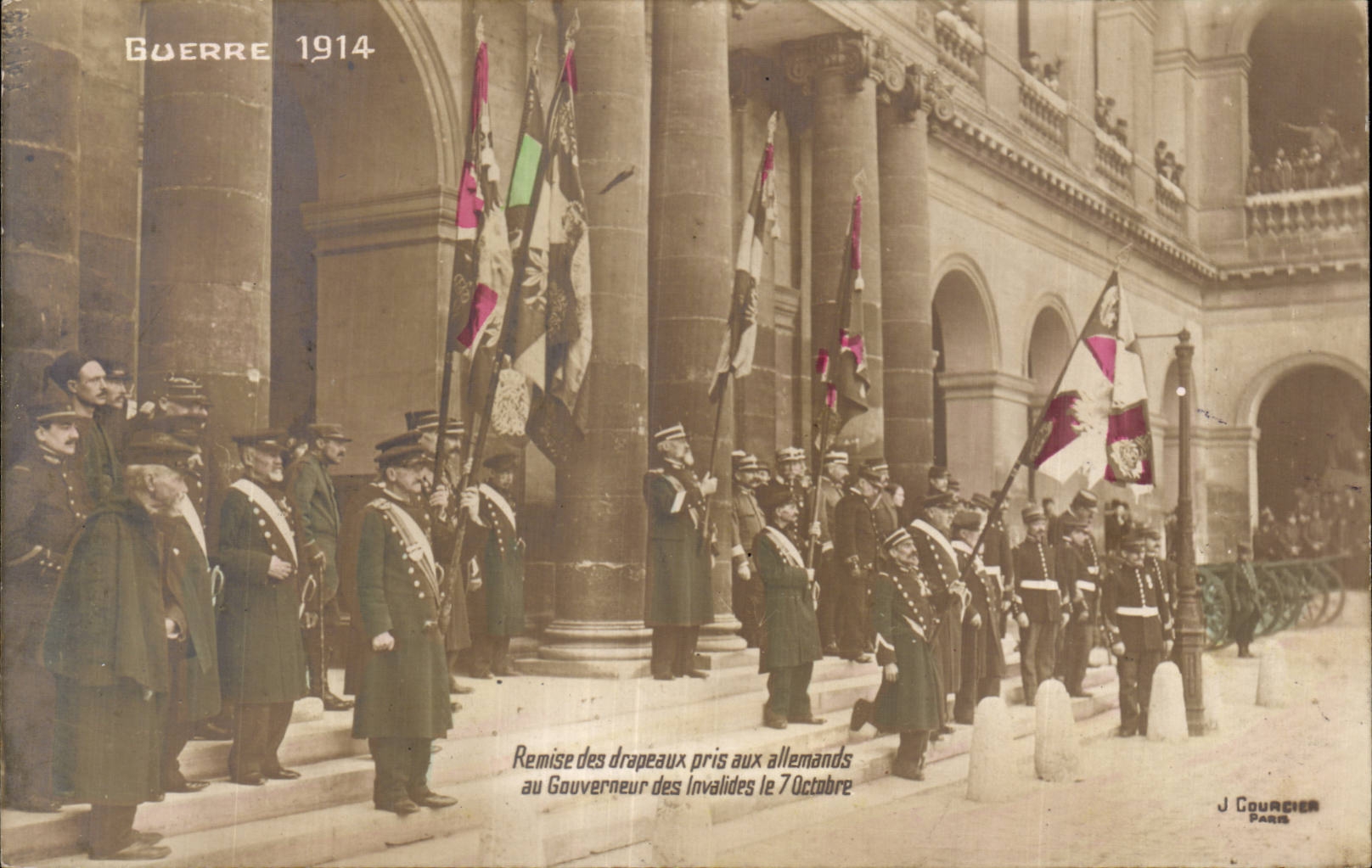 CPA Militaria reexaminado de las banderas tomadas con el alemAn con el gobernador de Invalides el 7 de octubre