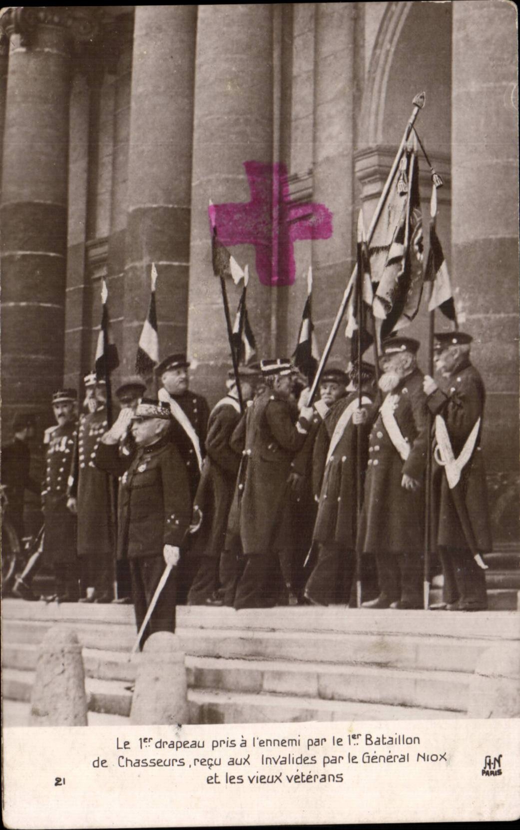 CPA Militaria the 1st flag taken has enemy by the 1st battalion of Hunters received in Invalides by General Niox