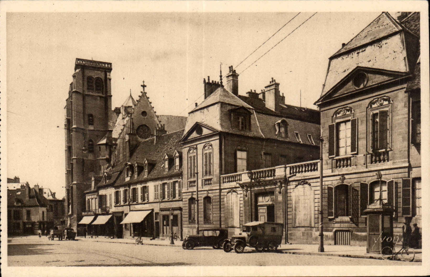 CPA Dijon Place Bossuet et eglise Saint Jean