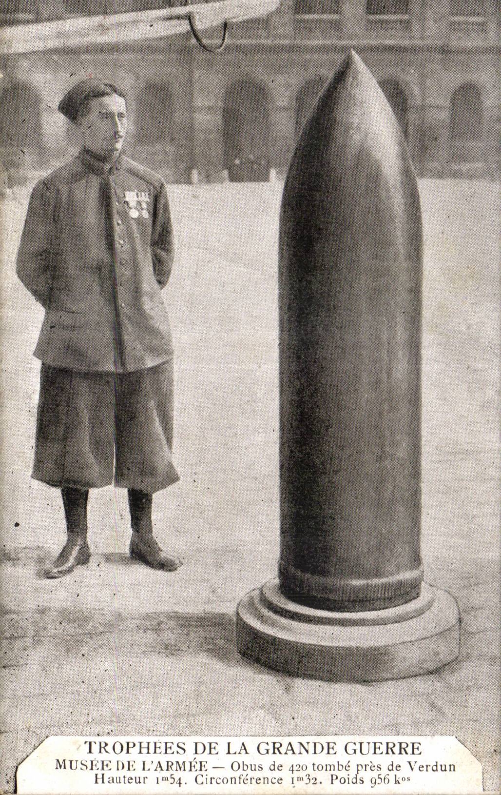 CPA Militaria Trophies of the Great War Museum of armed Shells of 420 tomb close to Verdun