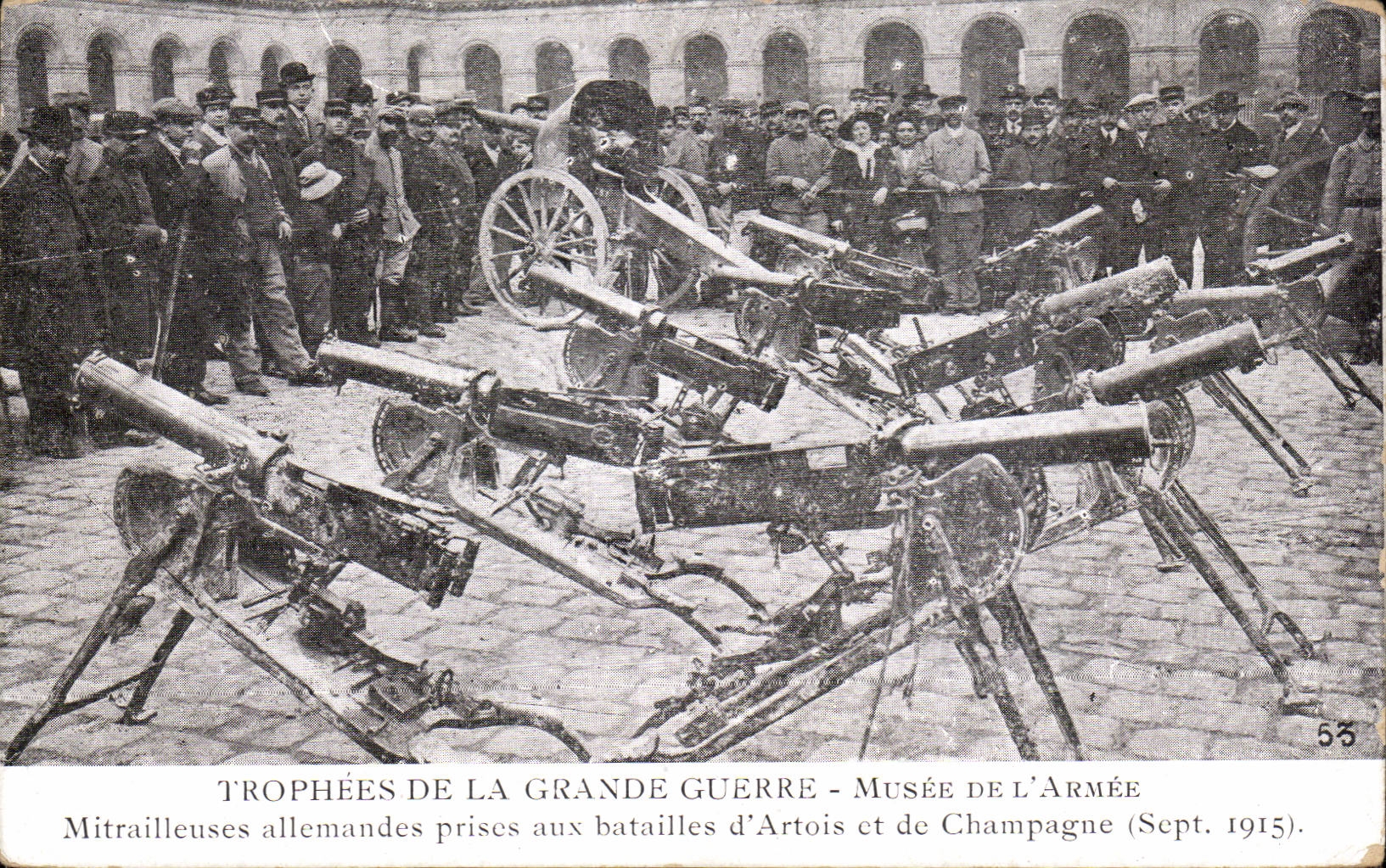 CPA Militaria Trophees de la grande guerre Musee de l armee Mitrailleuses allemandes prises aux batailles d Artois 