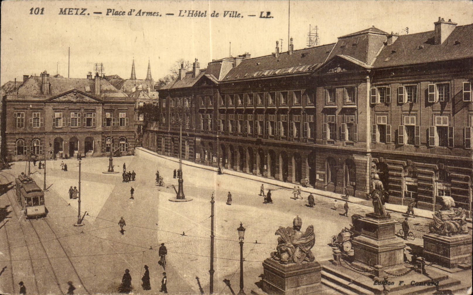 CPA Metz Place d armes Hotel de ville
