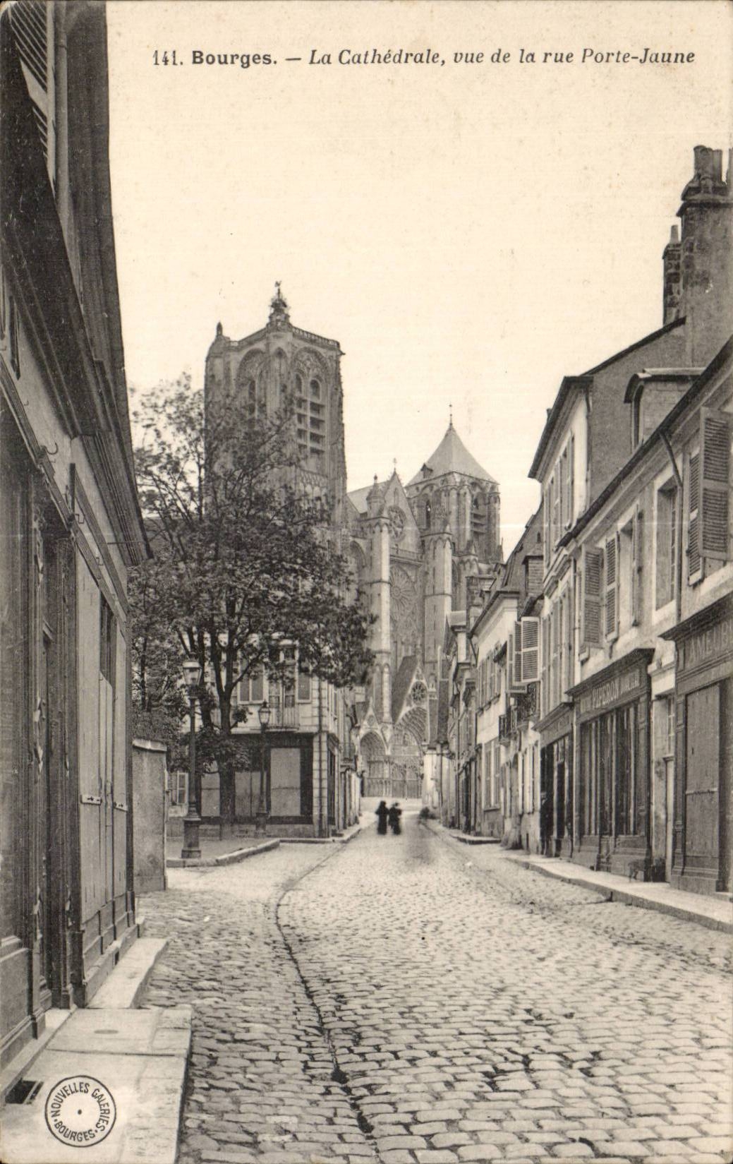CPA Bourges the cathedral Seen of the Yellow street Gate