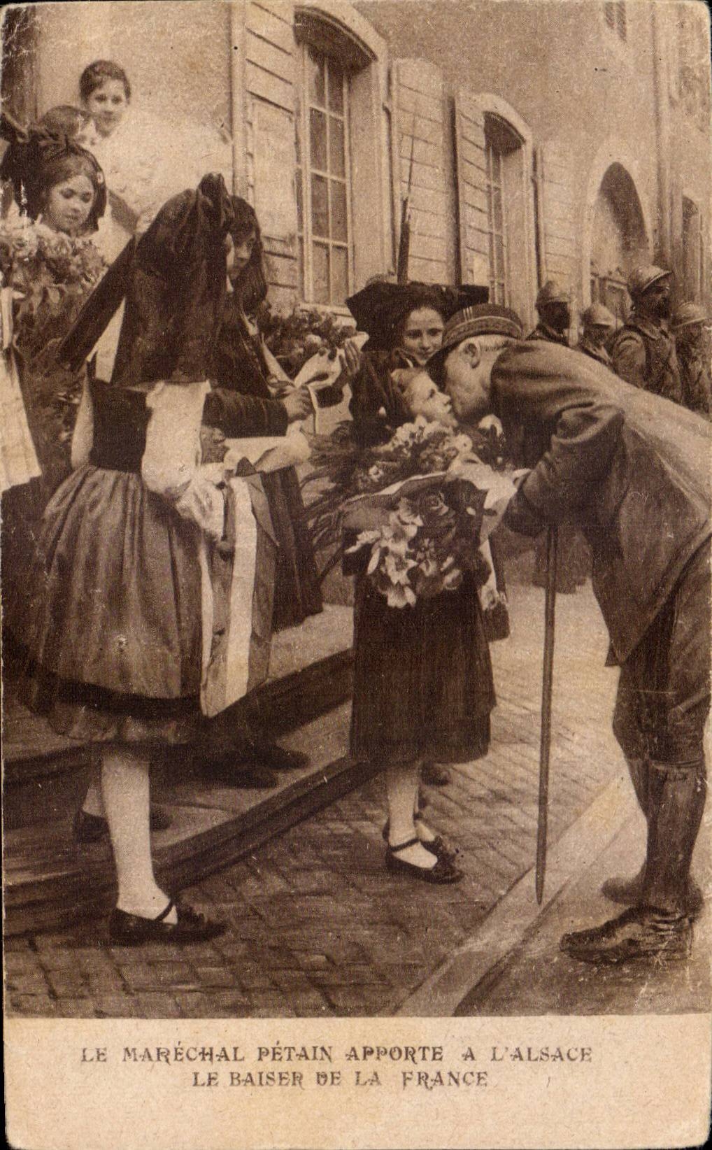 CPA Militaria the Petain marshal brings has Alsace the kiss of France Alsace Lorraine