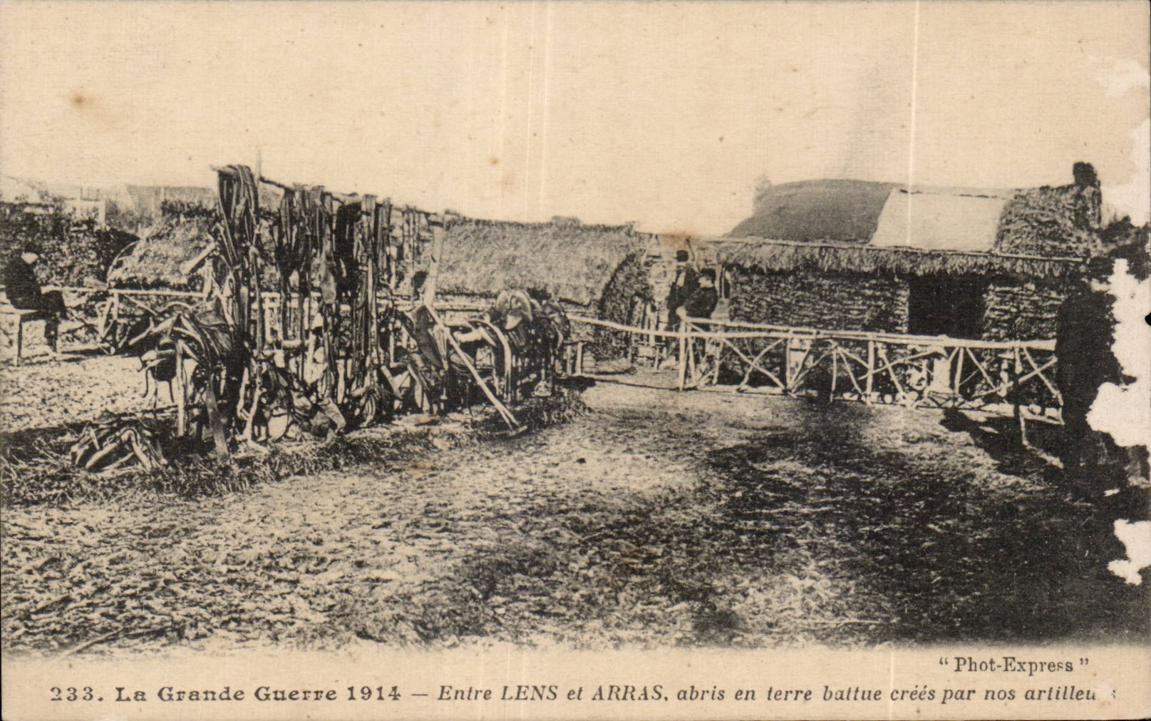 CPA Militaria la gran guerra 1914 entre la lente y el Arras abriga fuera de la tierra batida crea por nuestros artilleros