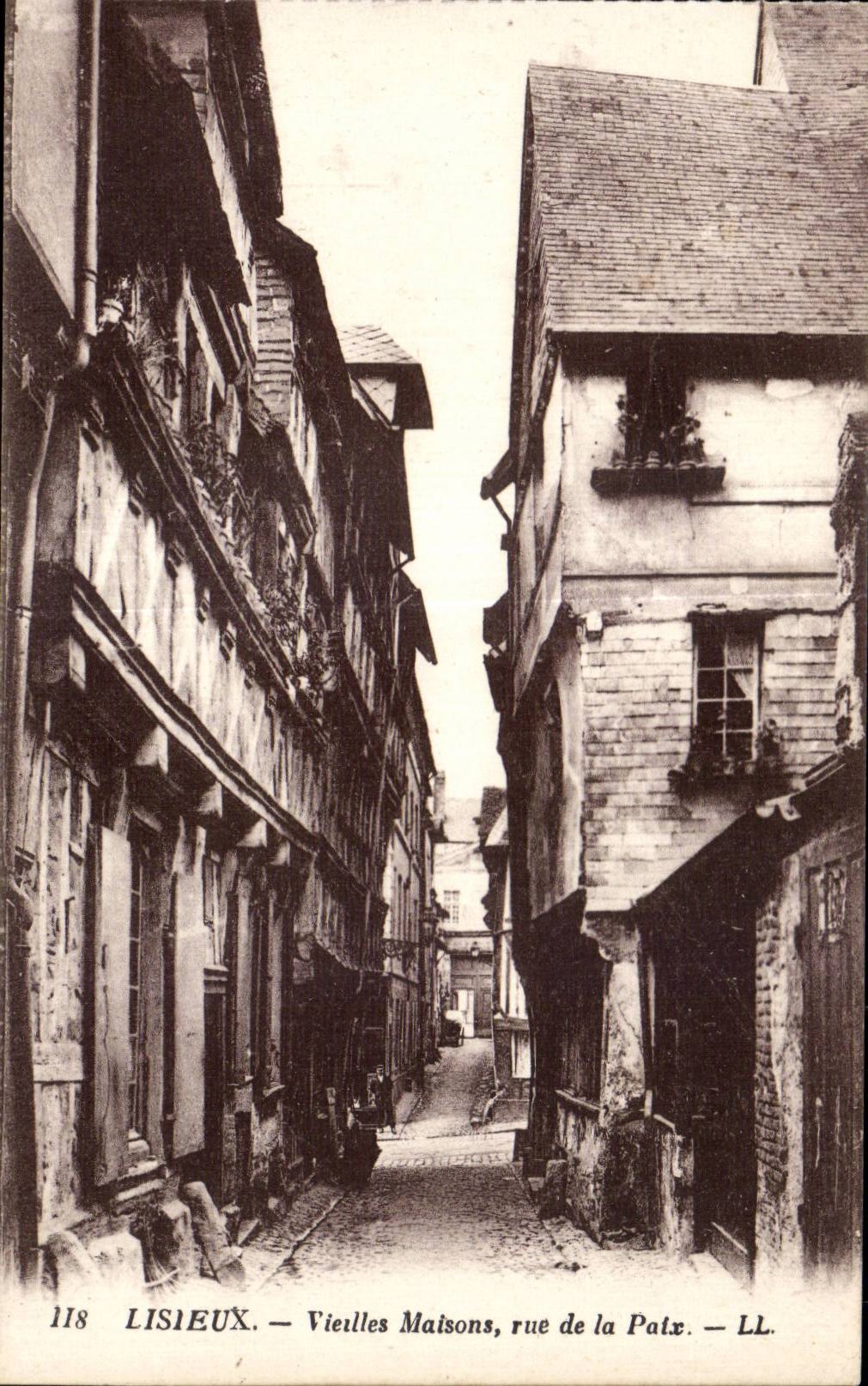 Lisieux - Rue de la Paix - CPA