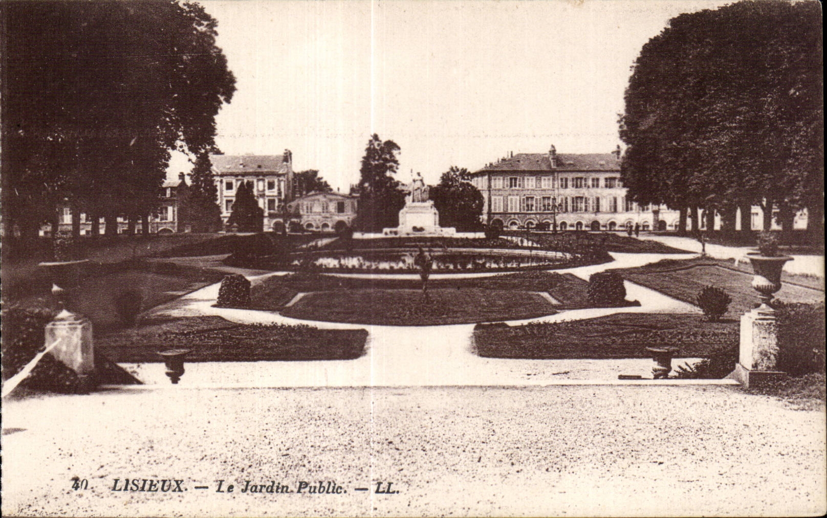 Lisieux - Le Jardin Public - CPA