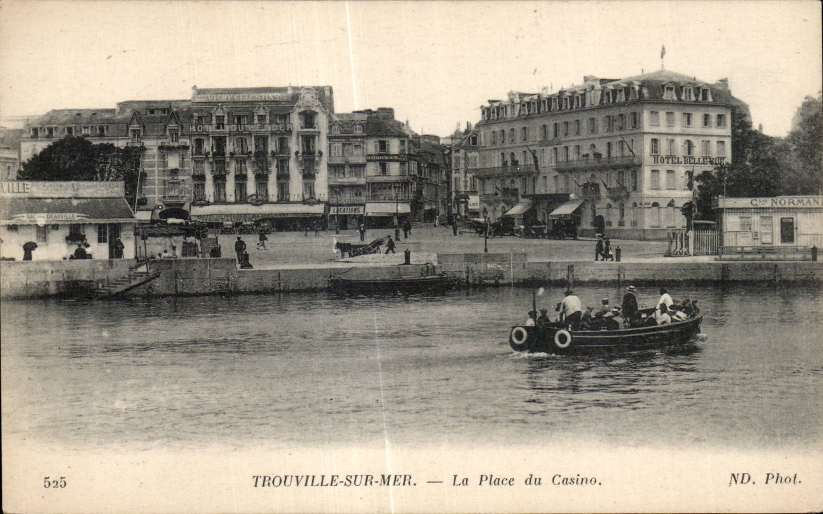 Trouville - La Place du Casino - CPA
