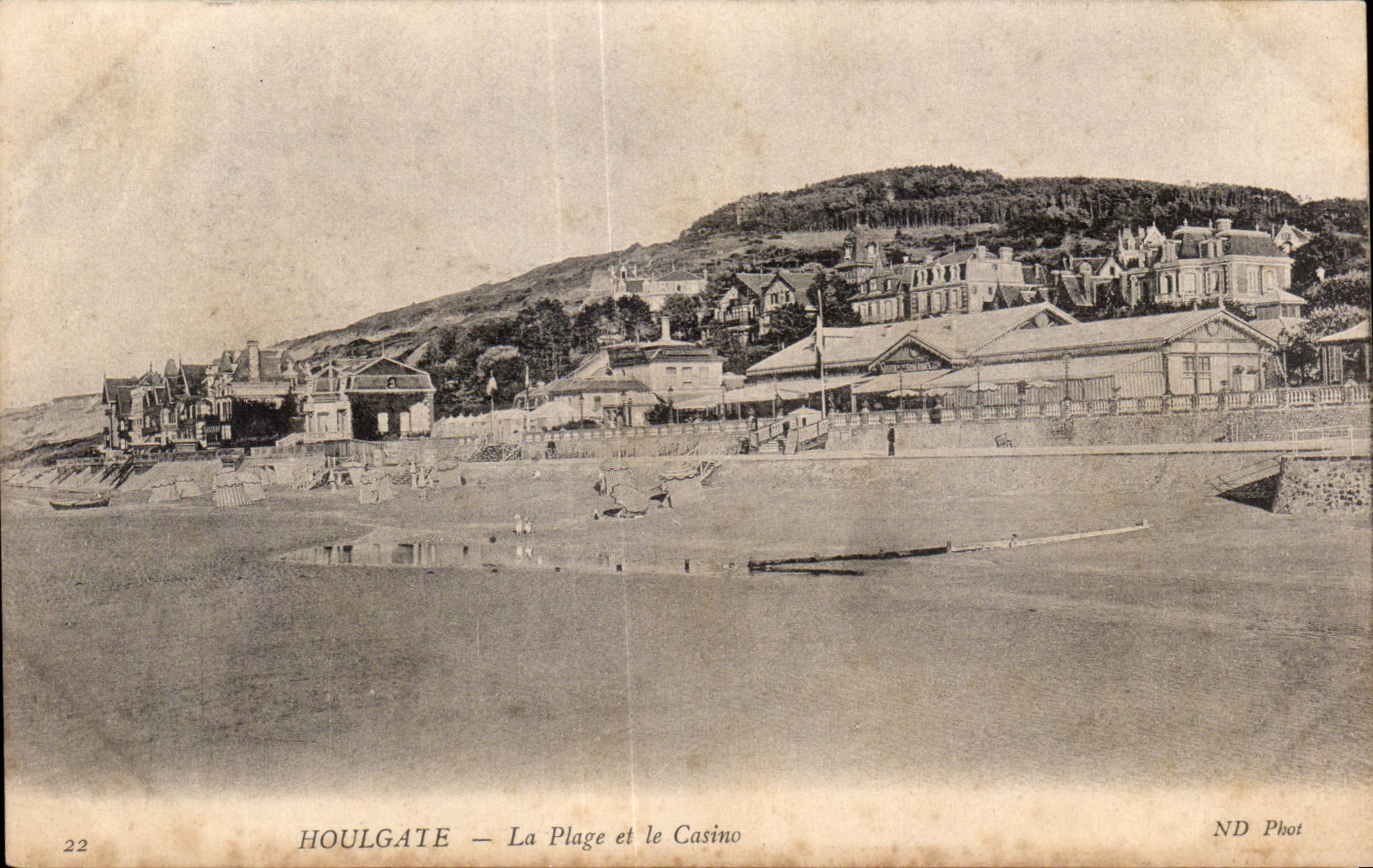 Houlgate - La Plage et Le Casino - CPA