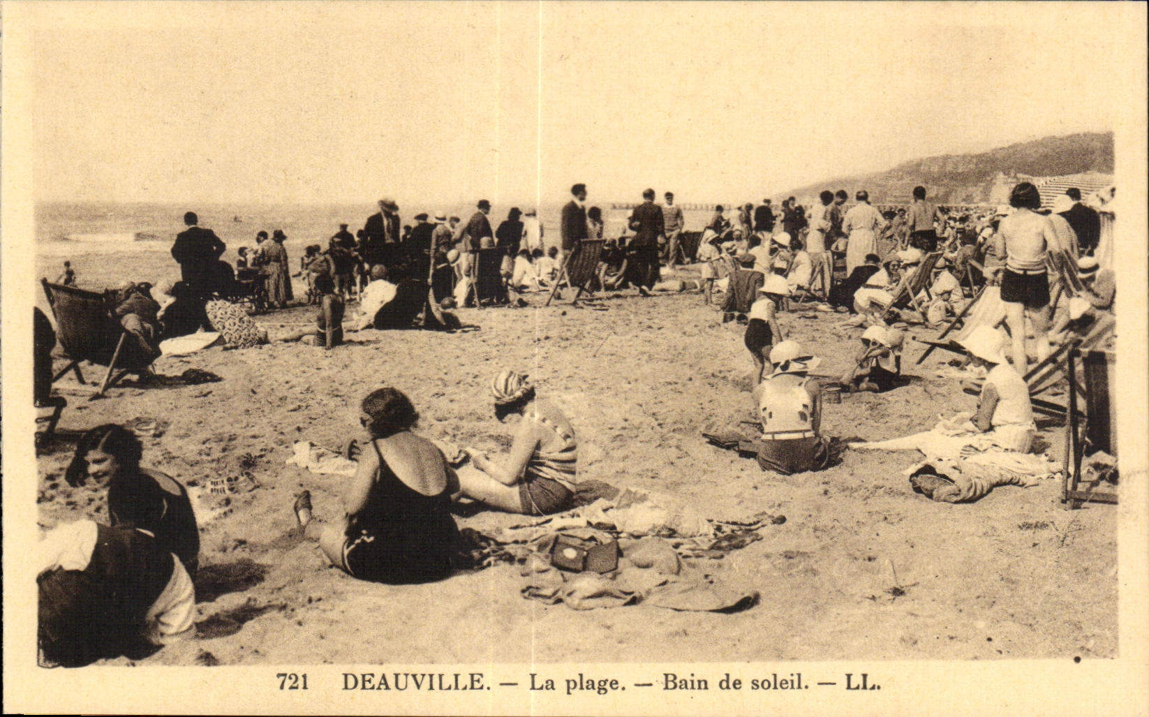 Deauville - the Beach - Bath of sun - CPA