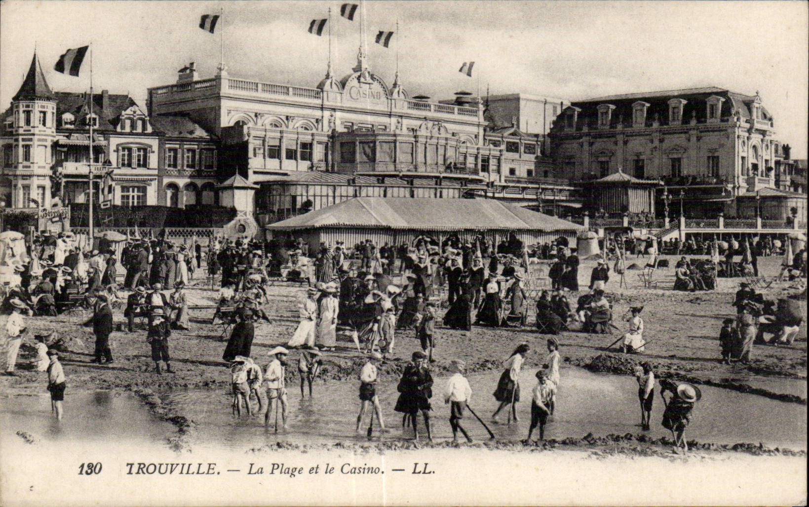Trouville - La Plage et le Casino - CPA
