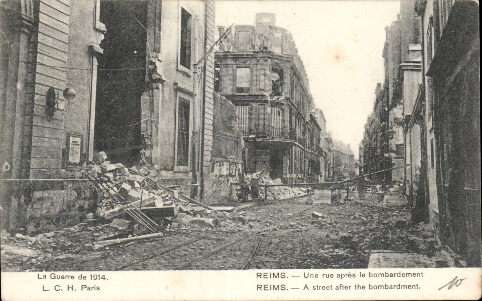 CPA Militaria Reims a street after the bombardment